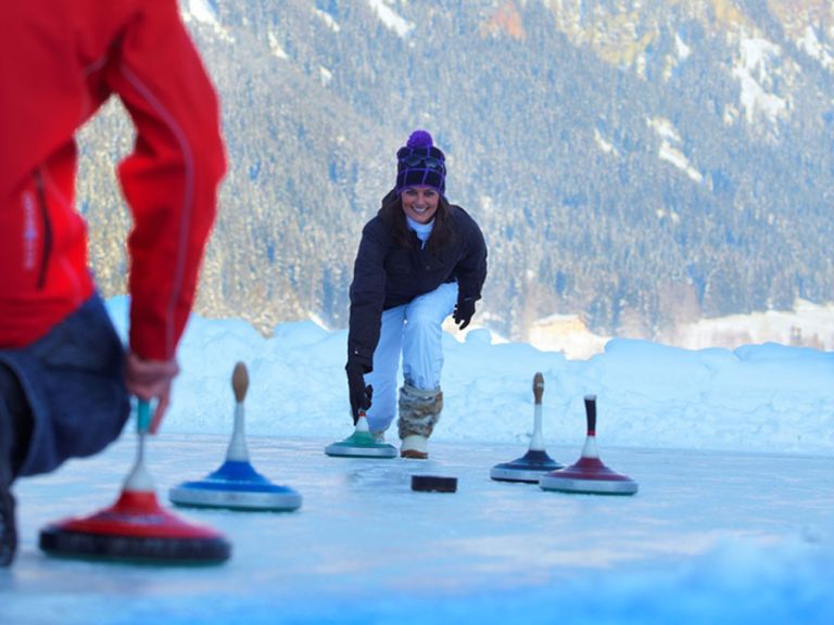 Eisstockschießen auf einem zugefrorenen See, Tirol