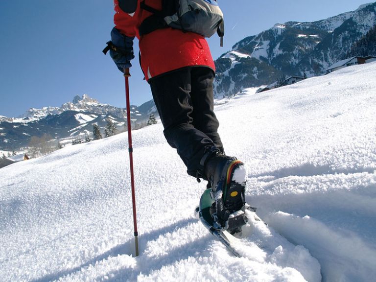 Schneeschuhwandern in der winterlichen Bergwelt Tirols