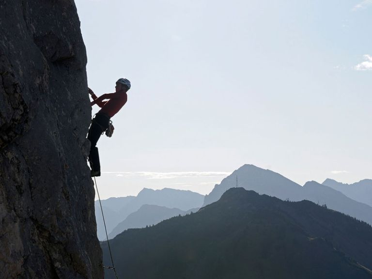 Kletter in der Felswand in Tirol