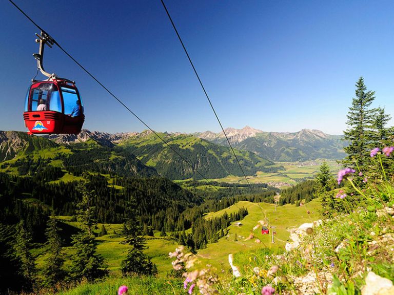 Seilbahn und Gondel im Tannheimer Tal
